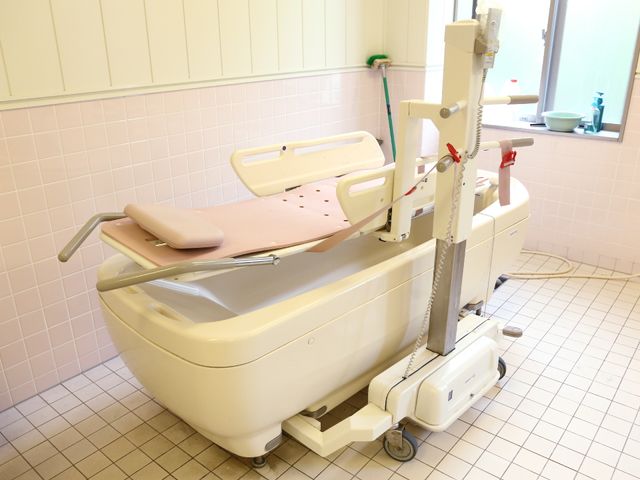 快適な浴室設備 介護浴室 快適なケアをサポートする浴室です。安全に配慮した設計で、利用者の心地よい暮らしをお手伝いします。