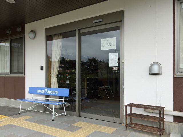 広々としたエントランス 入り口 ベンチの設置された、ゆったりとした入口は、安心して迎え入れるための配慮が感じられます。明るく開放的な雰囲気で、訪れる方を穏やかに迎えます。