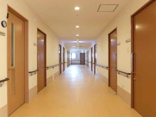 キレイな廊下の様子 廊下 手すり付きで足元も広い廊下です。移動が安全かつ円滑に行えるよう、快適な環境が整っています。