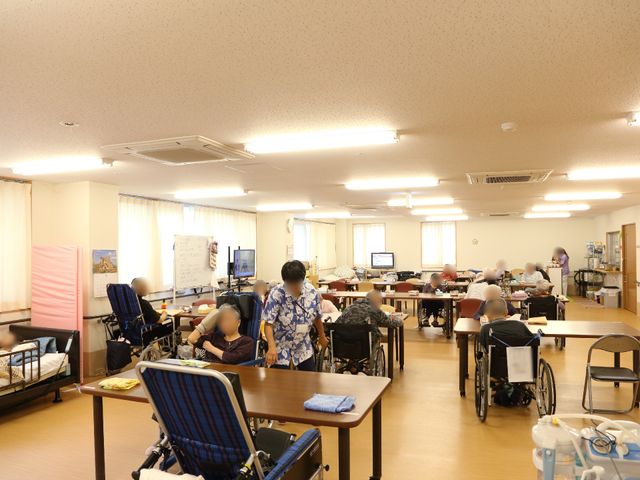 広々とした快適な居室 共有フロア ゆったりとした居室で、利用者の方々がリラックスしながら日常生活を送られています。明るく開放的な雰囲気が特色です。