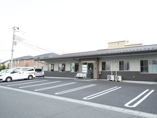 駐車場と建物の外観