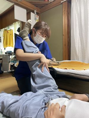 体操をサポートする様子