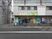 薬局のある街角外観  