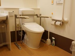 手すり付きの清潔なトイレ