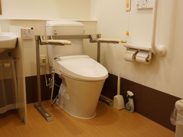 手すり付きの清潔なトイレ
