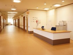 明るい廊下とナースステーション