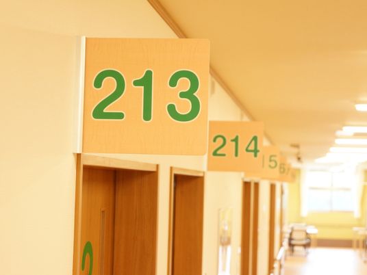 それぞれの居室にナンバーを設けており、扉の上部にナンバーが書かれたプレートを設置している。緑色で大きく書かれている。