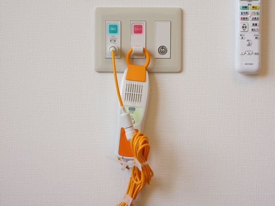 白い壁に緊急呼び出しボタンが設置されている。ボタンひとつでスタッフを呼び出せるようになっており、安心して過ごせる。