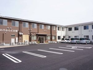 明るい外観の建物エントランス