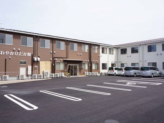 明るい外観の建物エントランス