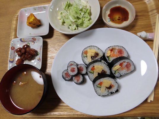 色とりどりの料理テーブル