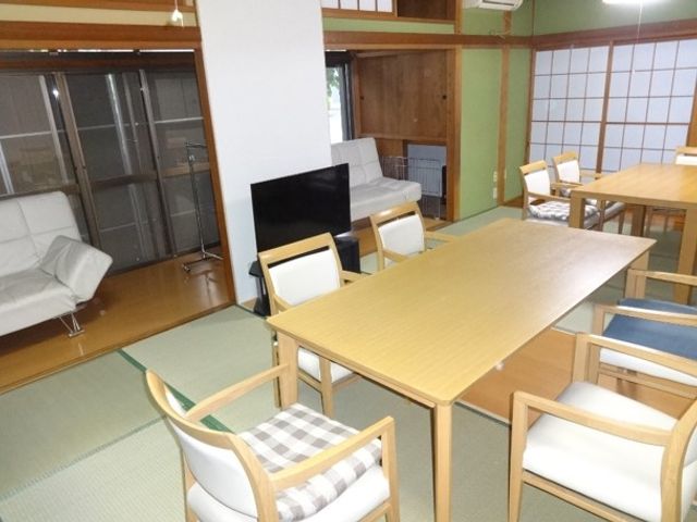 和室のリビング リビング 畳が敷かれた和室のリビングは、自然光が差し込む明るい空間です。快適にくつろげる椅子とテーブルがあります。