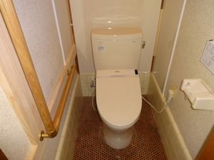 手すり付きのトイレ