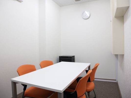 シンプルな会議室