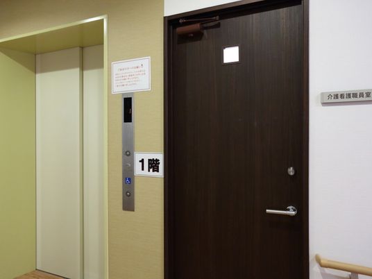 木目調の清潔な居室入口