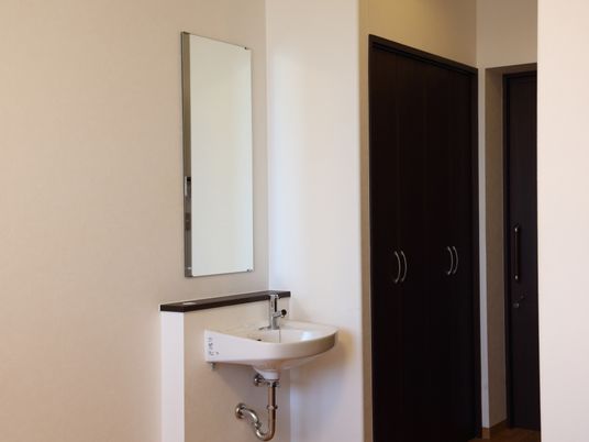 洗面台とミラーのある空間