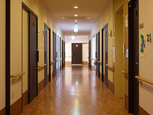 手すり付きの明るい廊下