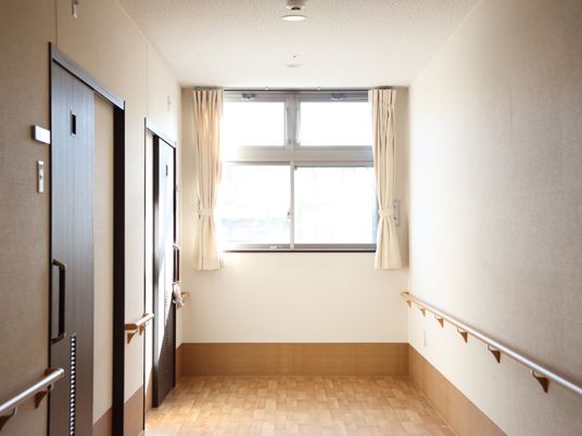 手すり付きの明るい廊下