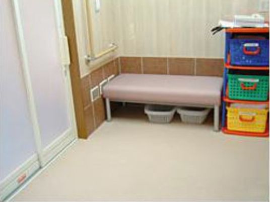 ベンチと収納カートのある部屋