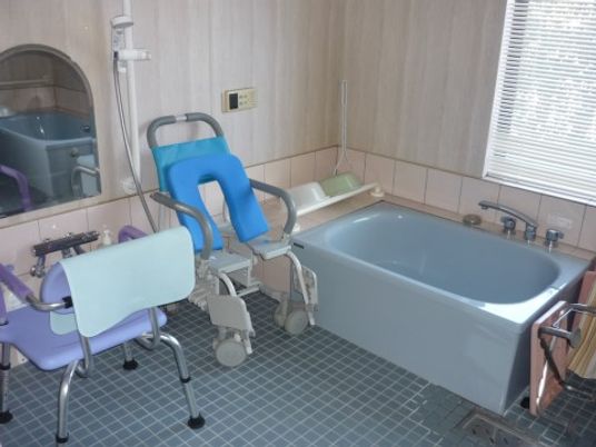 バリアフリー設計の浴室