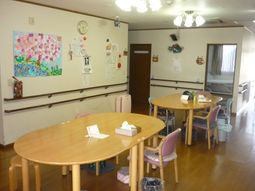 共用ダイニングの明るい風景