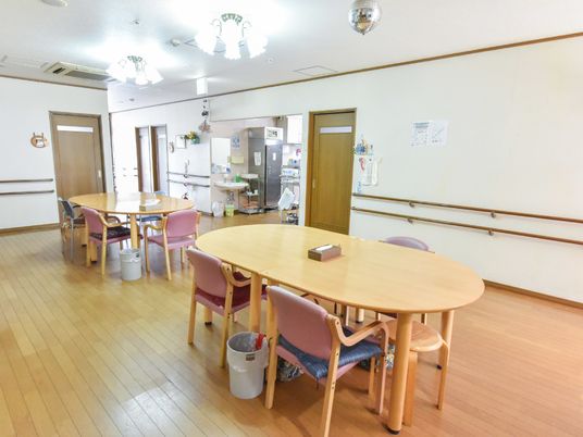 円卓と椅子がある食堂