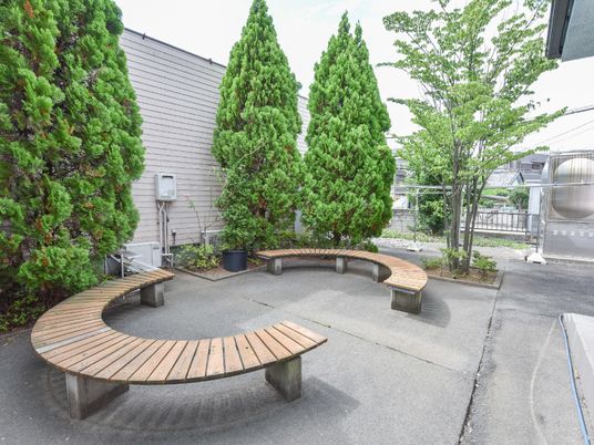 木々に囲まれた円形のベンチ