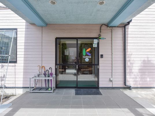 ピンクの壁のエントランス