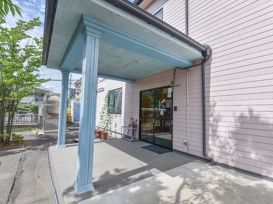 清潔なエントランスの外観