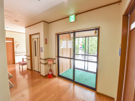 エントランスの明るい空間