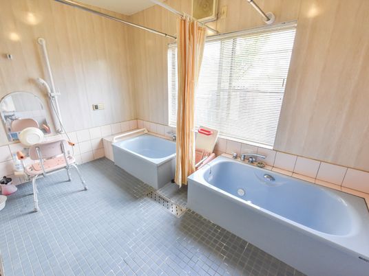 明るい洗面所と浴槽