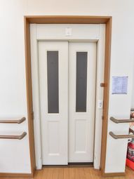 白い閉じた両開きの扉