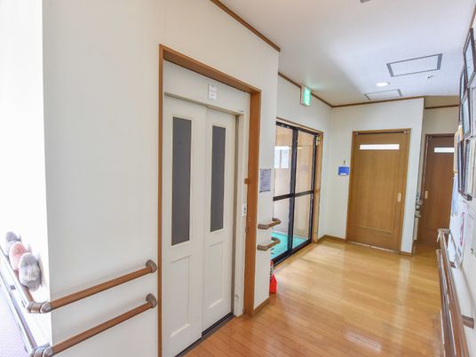 廊下の明るい木目調