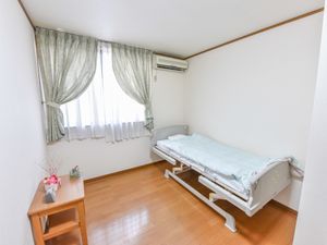シンプルな居室の様子