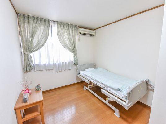 シンプルな居室の様子