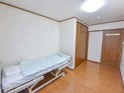 洋室の明るい居室空間