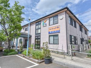 明るい施設の外観