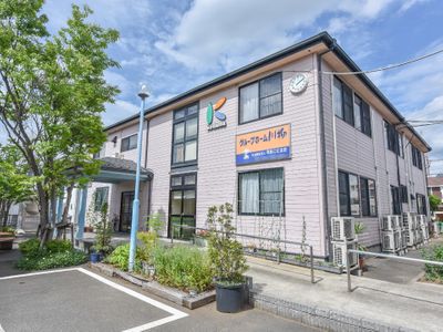 明るい施設の外観