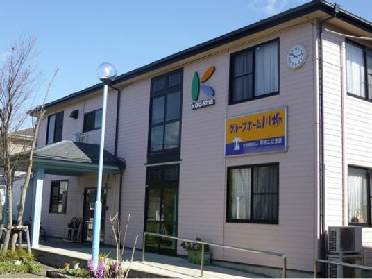 明るい施設の外観