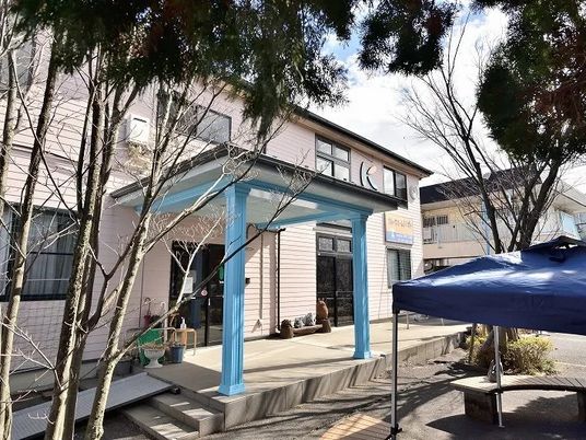 明るい玄関まわり外観  