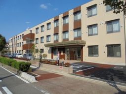 明るい外観の建物