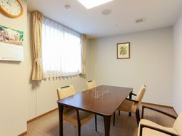 明るい食卓の部屋