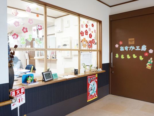 受付と掲示物のあるエントランス