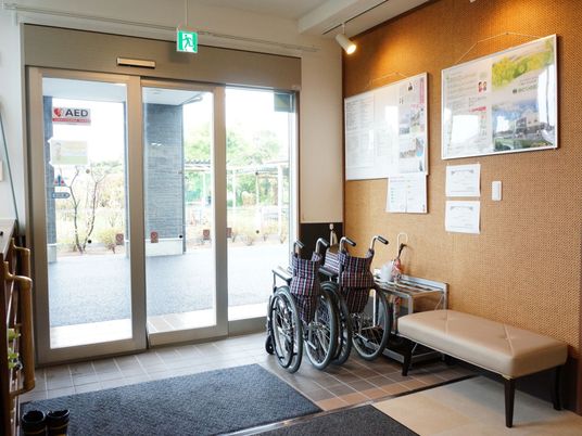 車椅子用入口と掲示板