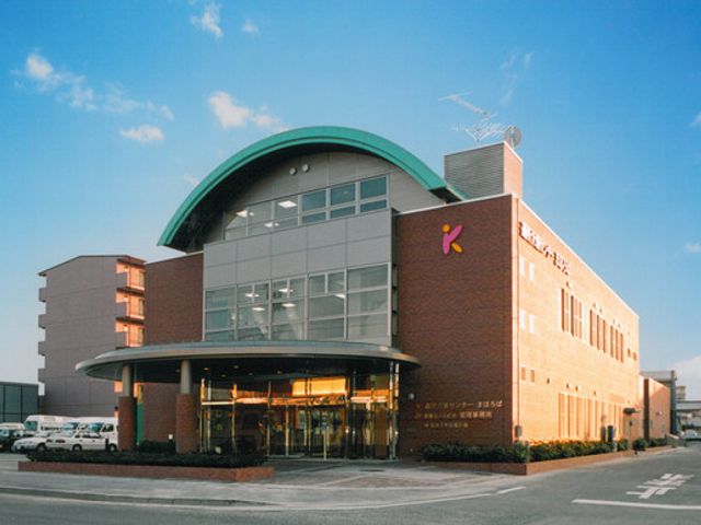 ゆったりとした外観 外観 開放的な造りの建物です。周囲には十分な空間が確保されており、安心感を感じることができます。