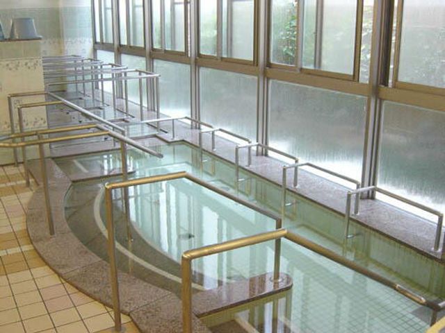 ゆったりした浴室 浴室 手すりが設置されているため、安心してご利用いただけるゆとりのある浴室です。明るい窓からは柔らかな光が差し込みます。