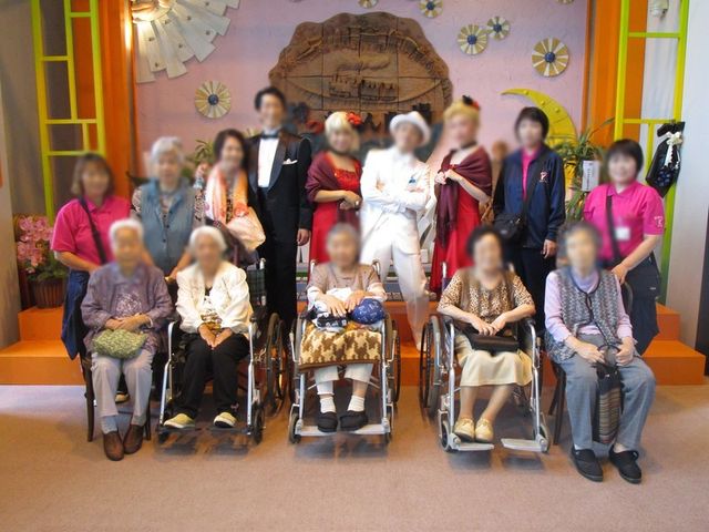 楽しい集まり画像 多目的室 皆が集まり、笑顔で和やかな雰囲気が漂っています。アクティビティが盛んな場所です。