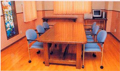会議テーブルと椅子がある部屋