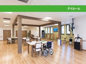 明るい食堂のテーブル席  