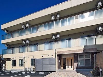 明るい外観の建物正面